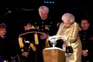 queenelizabethiilightsthefinaljubileetorch
