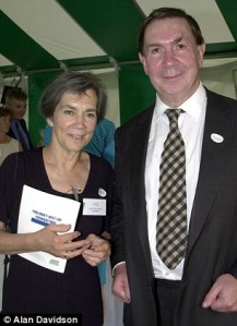 article-0-03D2820A000005DC-250_306x423