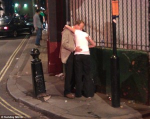 article-2200493-14EBD6D5000005DC-312_634x503