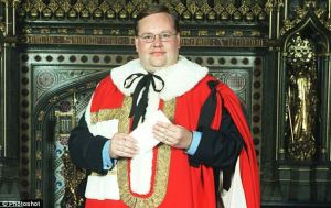 article-0-18329AB2000005DC-831_634x400