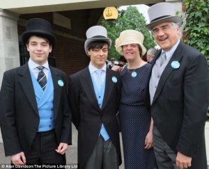 article-2344814-1A66B425000005DC-346_634x514