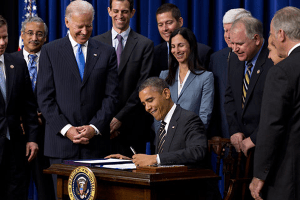 obama-signing-executive-ord